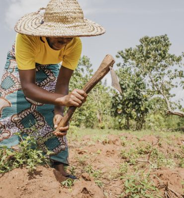 countryside-woman-working-field countryside-woman-working-field